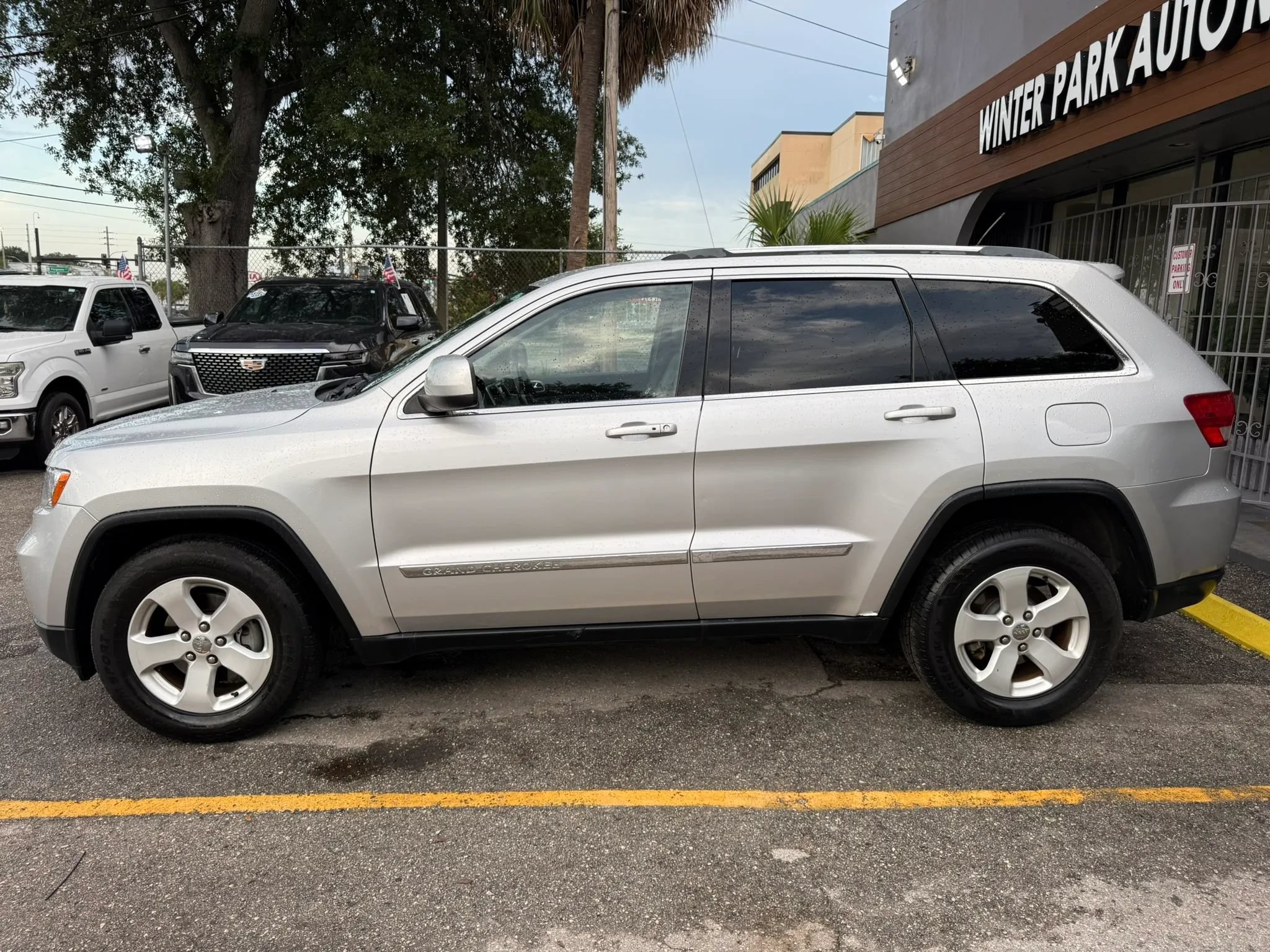 Used 2011 Jeep Grand Cherokee Laredo AWD/4WD image 4