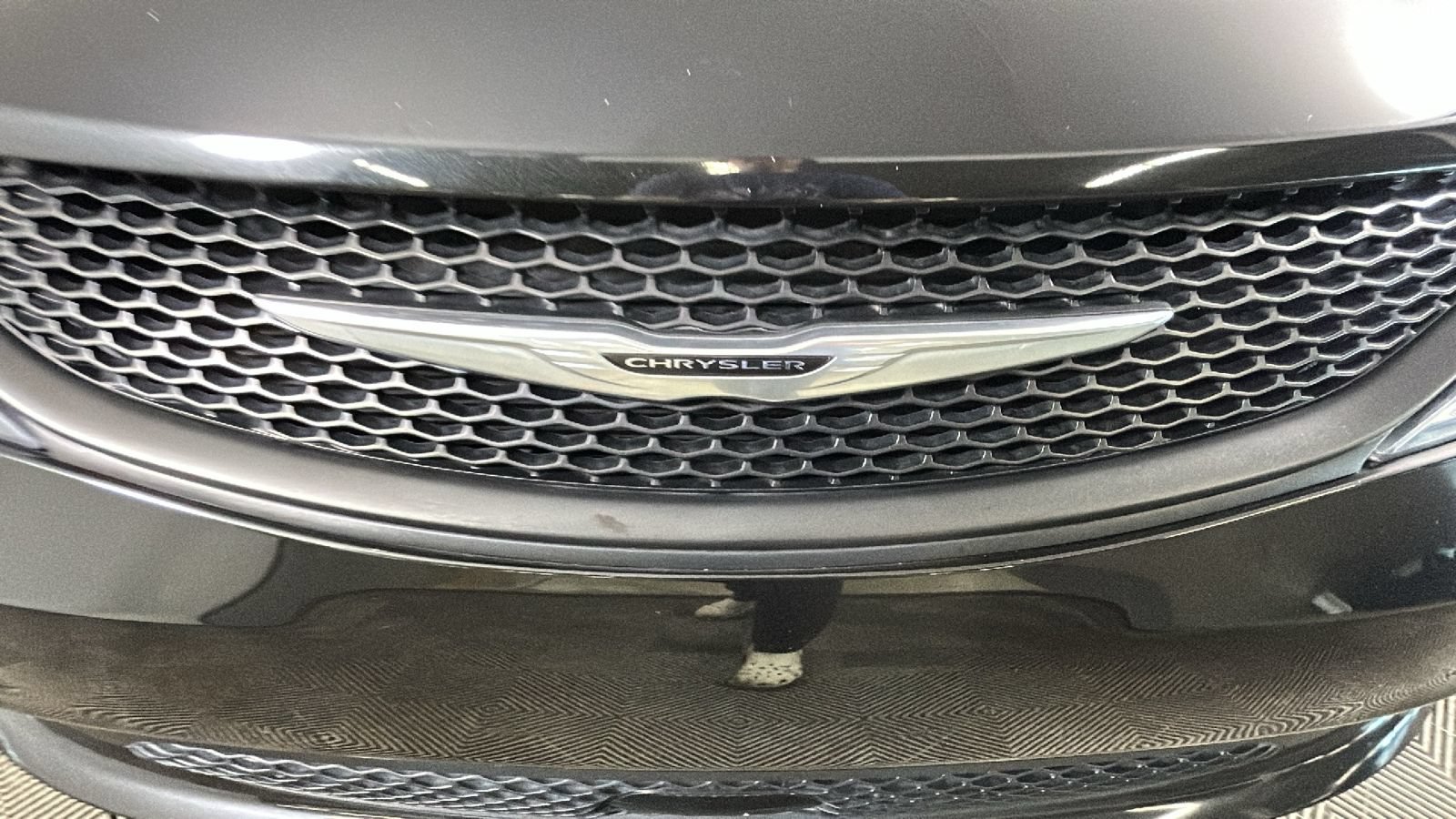 Used 2023 Chrysler Voyager LX FWD image 9