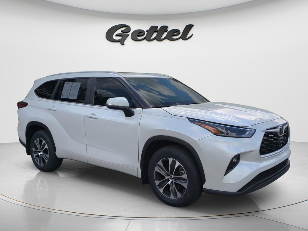 Used 2023 Toyota Highlander XLE image 3