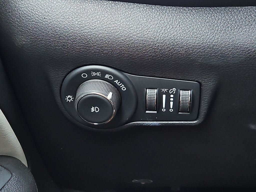 Used 2025 Jeep Compass Limited AWD/4WD image 24