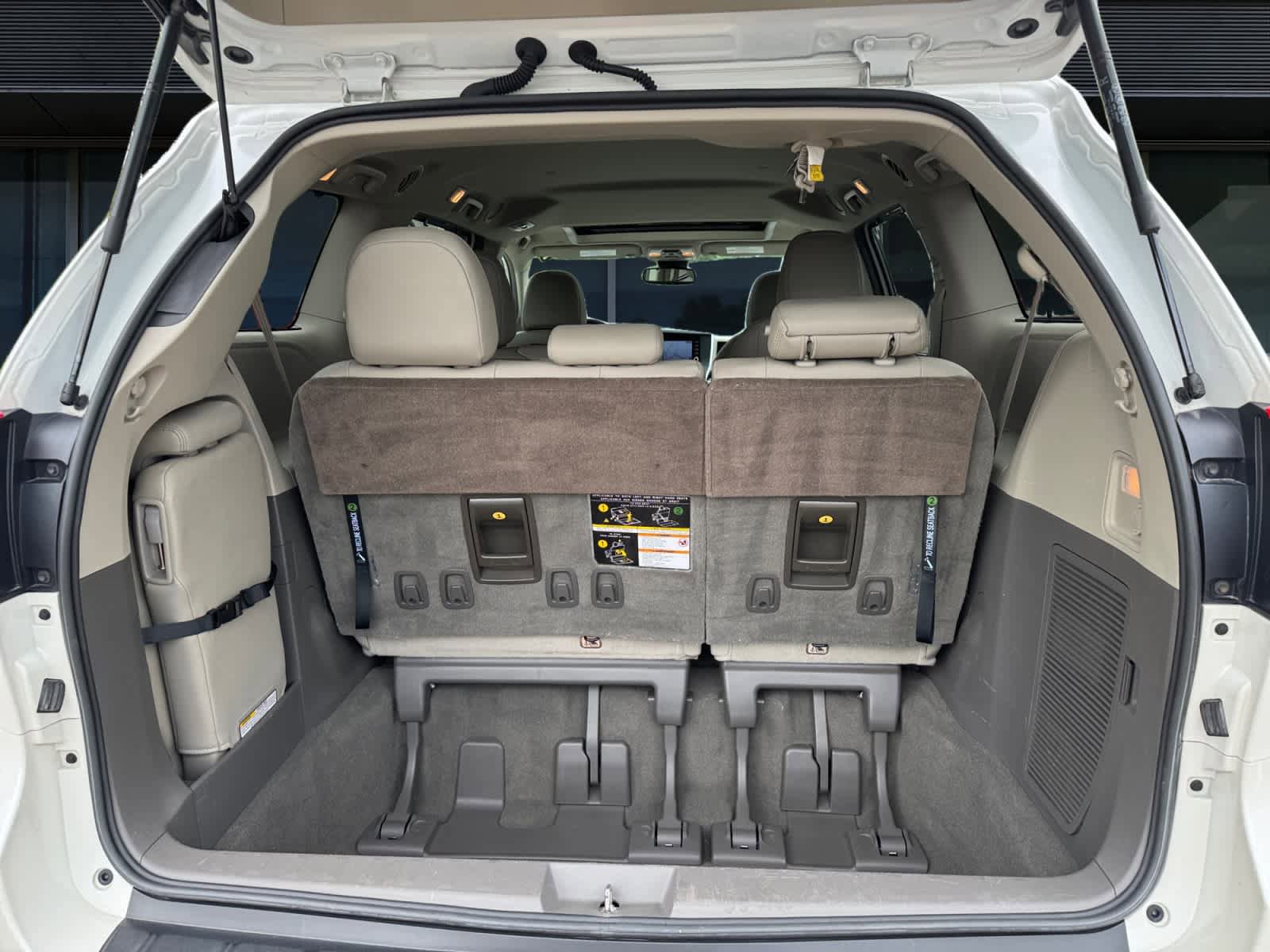 Used 2019 Toyota Sienna XLE w/ XLE Navigation Package FWD image 12