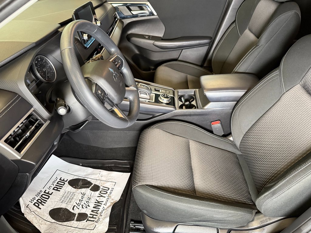 Used 2023 Mitsubishi Outlander ES image 18