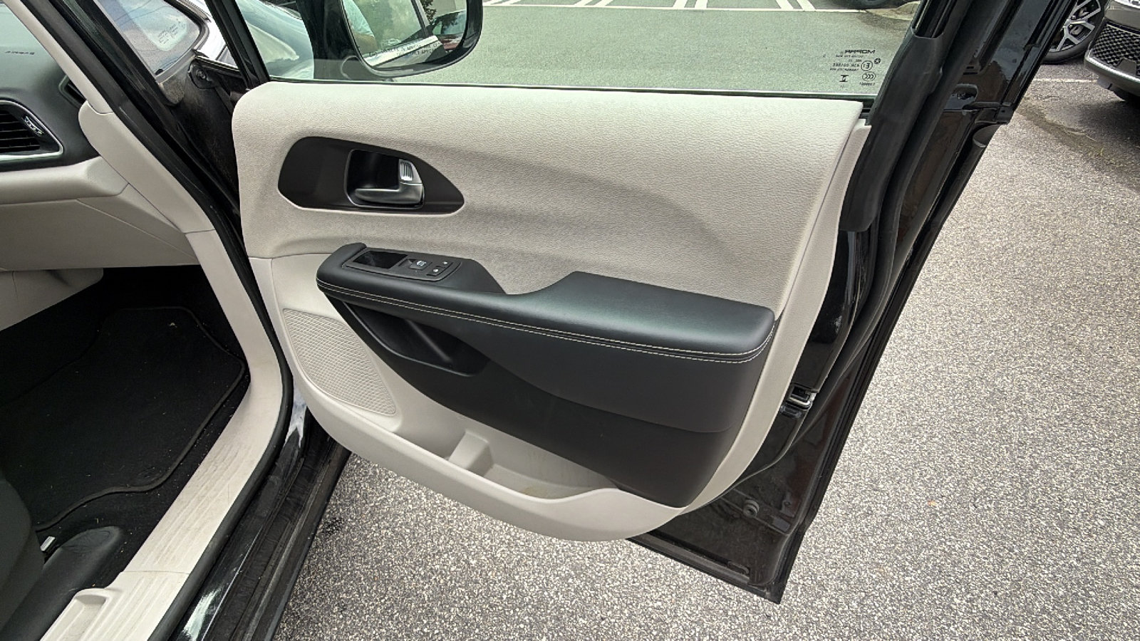 Used 2024 Chrysler Pacifica Touring-L FWD image 18