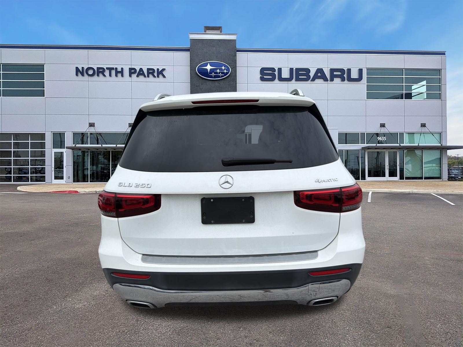 Used 2020 Mercedes-Benz GLB 250 4MATIC w/ Premium Package image 4