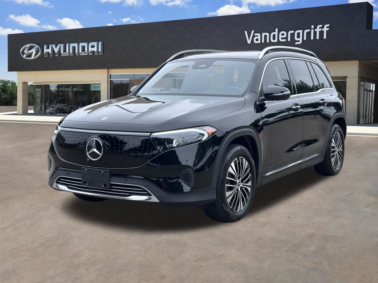 Used 2025 Mercedes-Benz EQB 250+ image 4
