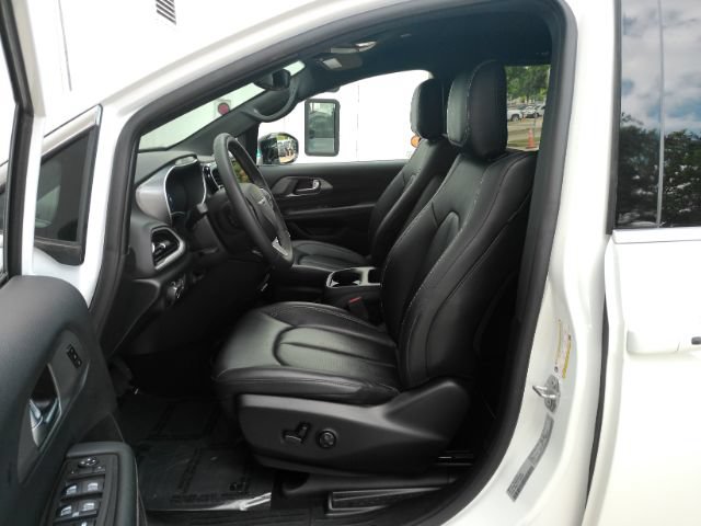 Used 2025 Chrysler Pacifica Select FWD image 14