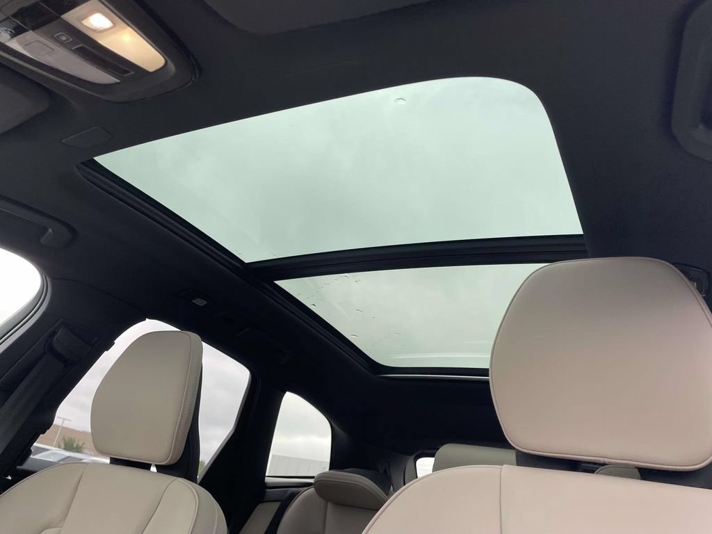 New 2026 Volvo XC60 B5 Plus w/ Protection Package Premier AWD/4WD image 9