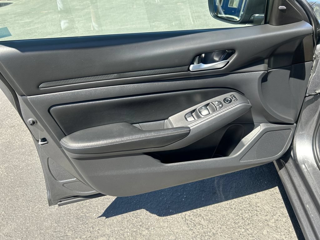 Used 2025 Nissan Altima 2.5 SV FWD image 9