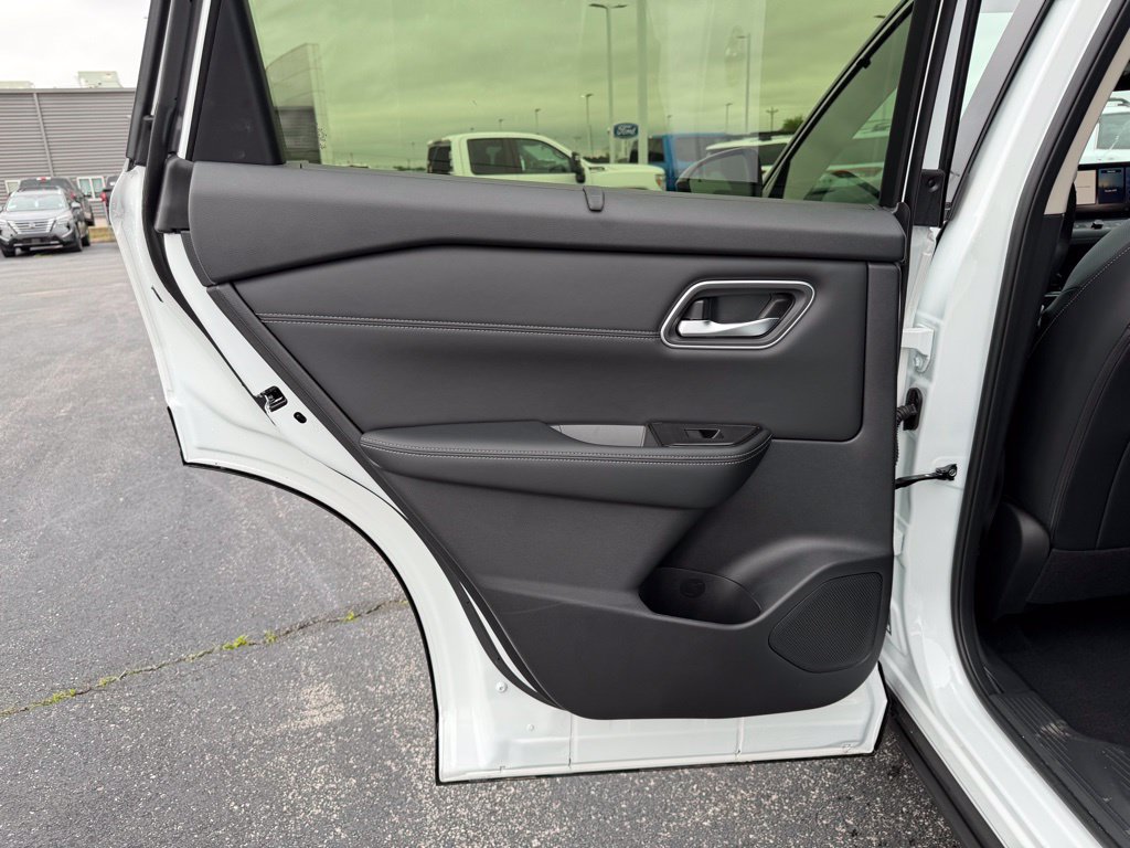 New 2026 Nissan Rogue Platinum w/ Platinum Premium Package AWD/4WD image 16