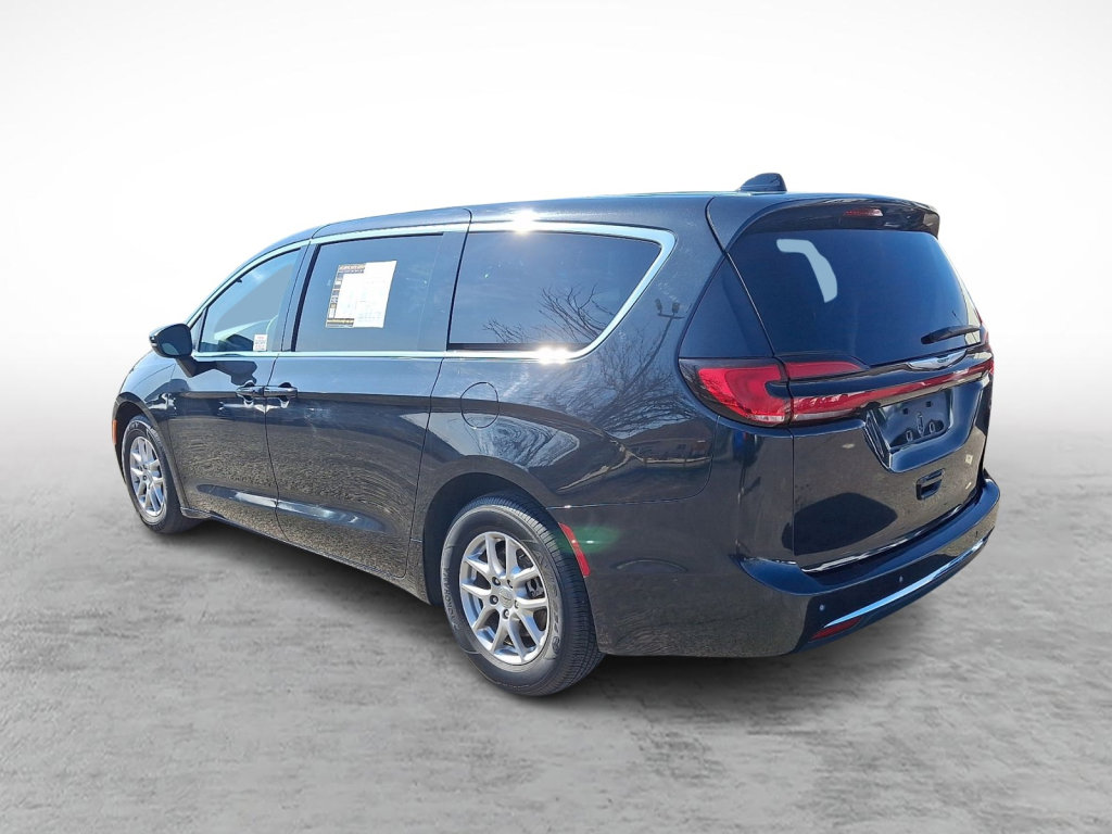 Used 2023 Chrysler Pacifica Touring-L image 3