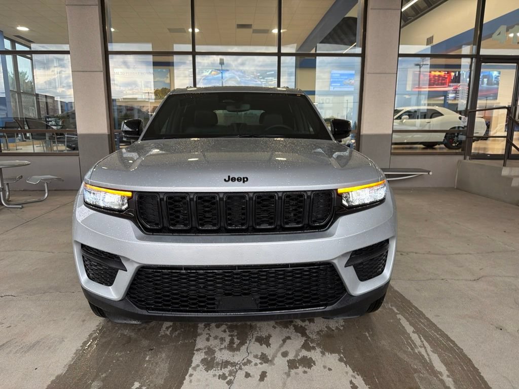 Used 2024 Jeep Grand Cherokee Altitude AWD/4WD image 8