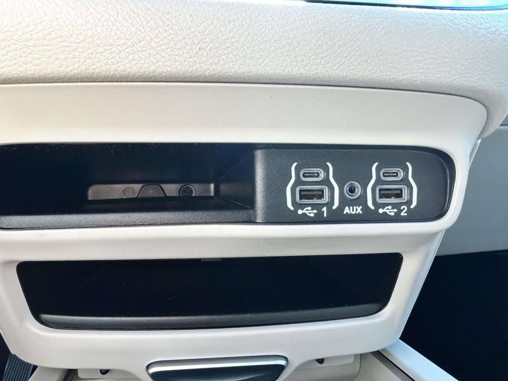 Used 2022 Chrysler Voyager LX FWD image 18