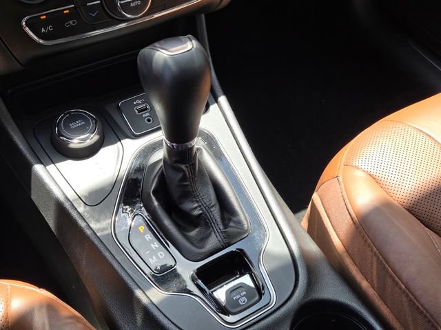 Used 2019 Jeep Cherokee Overland w/ Technology Group AWD/4WD image 23