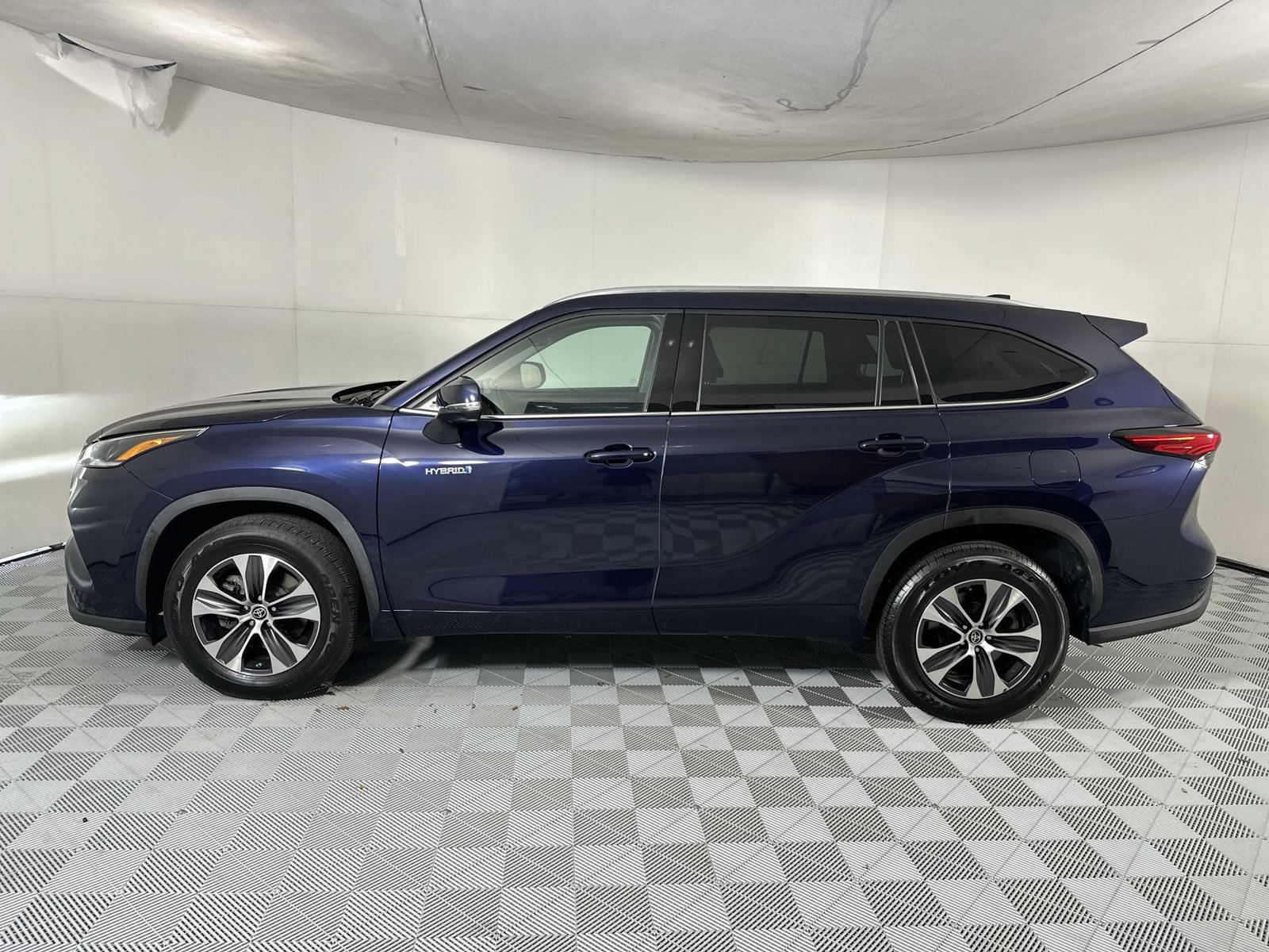 Used 2021 Toyota Highlander XLE FWD image 5