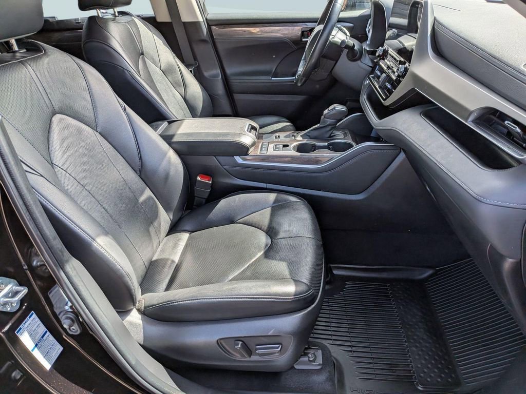 Used 2022 Toyota Highlander Limited image 29
