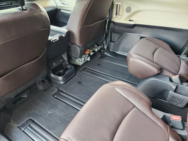 Used 2023 Toyota Sienna Platinum AWD/4WD image 30