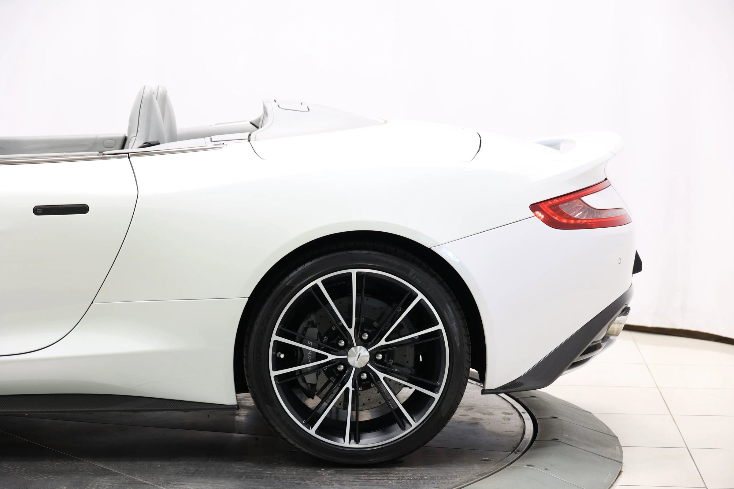 Used 2014 Aston Martin Vanquish Volante RWD image 11