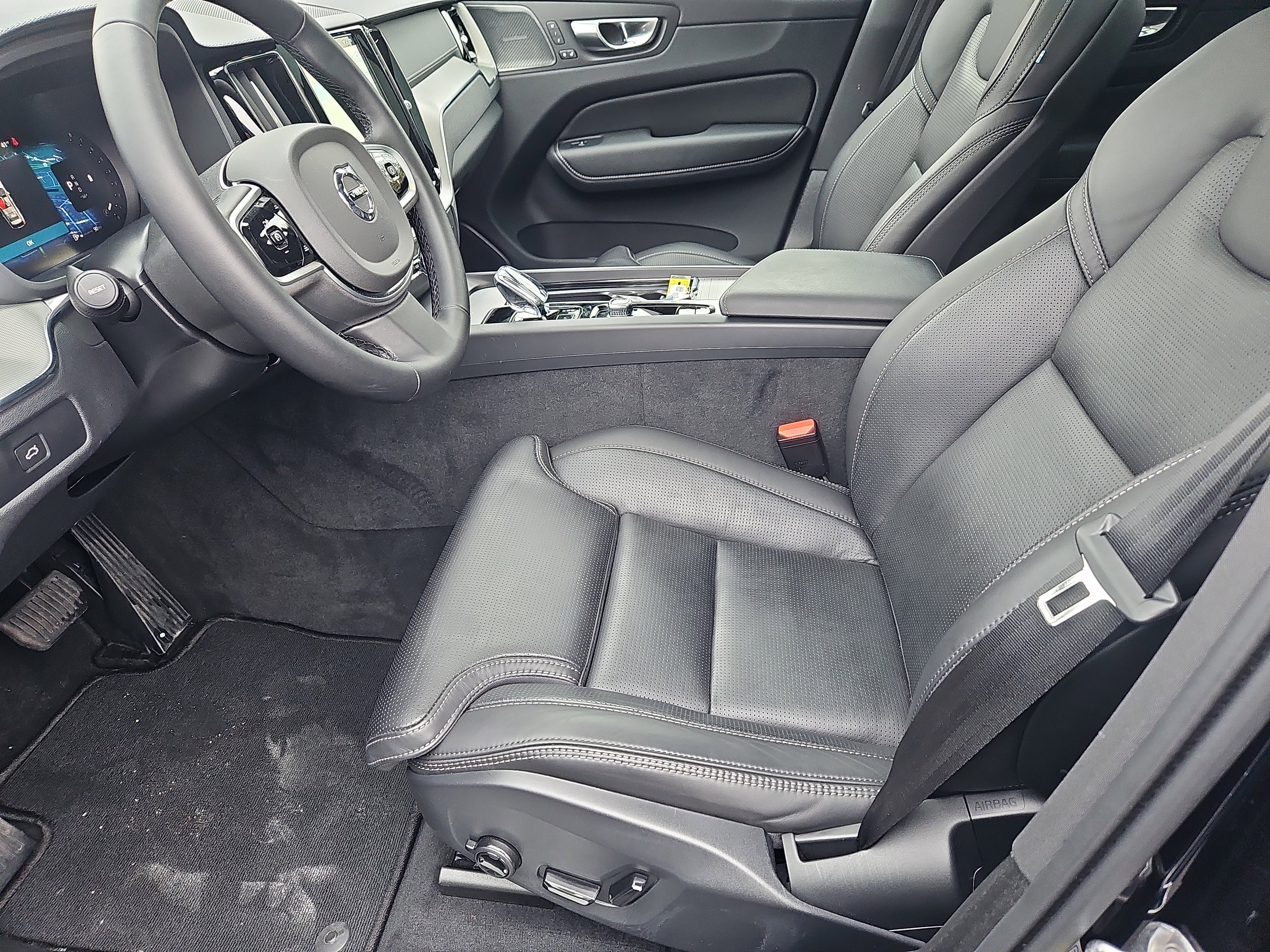 Used 2025 Volvo XC60 B5 Ultra image 34