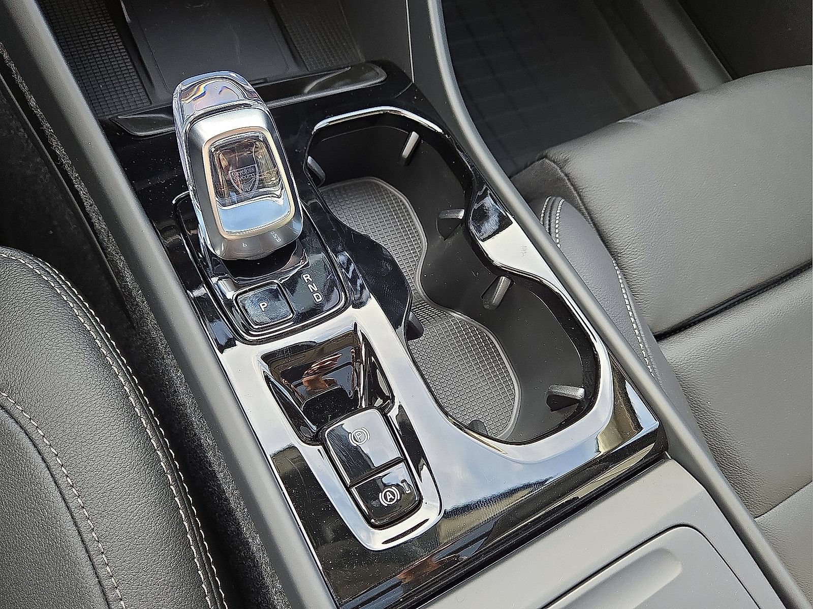 New 2026 Volvo XC40 B4 Plus w/ Protection Package Premier FWD image 30