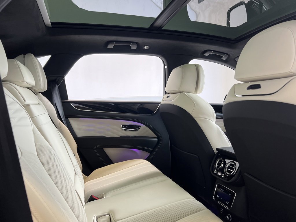 Used 2025 Bentley Bentayga image 25