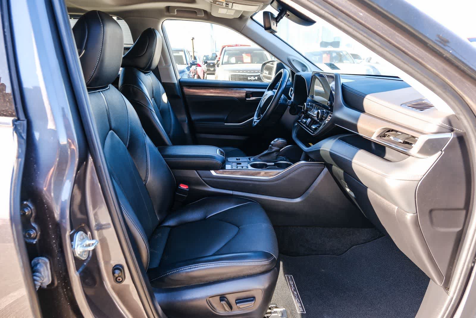 Used 2023 Toyota Highlander Limited FWD image 19