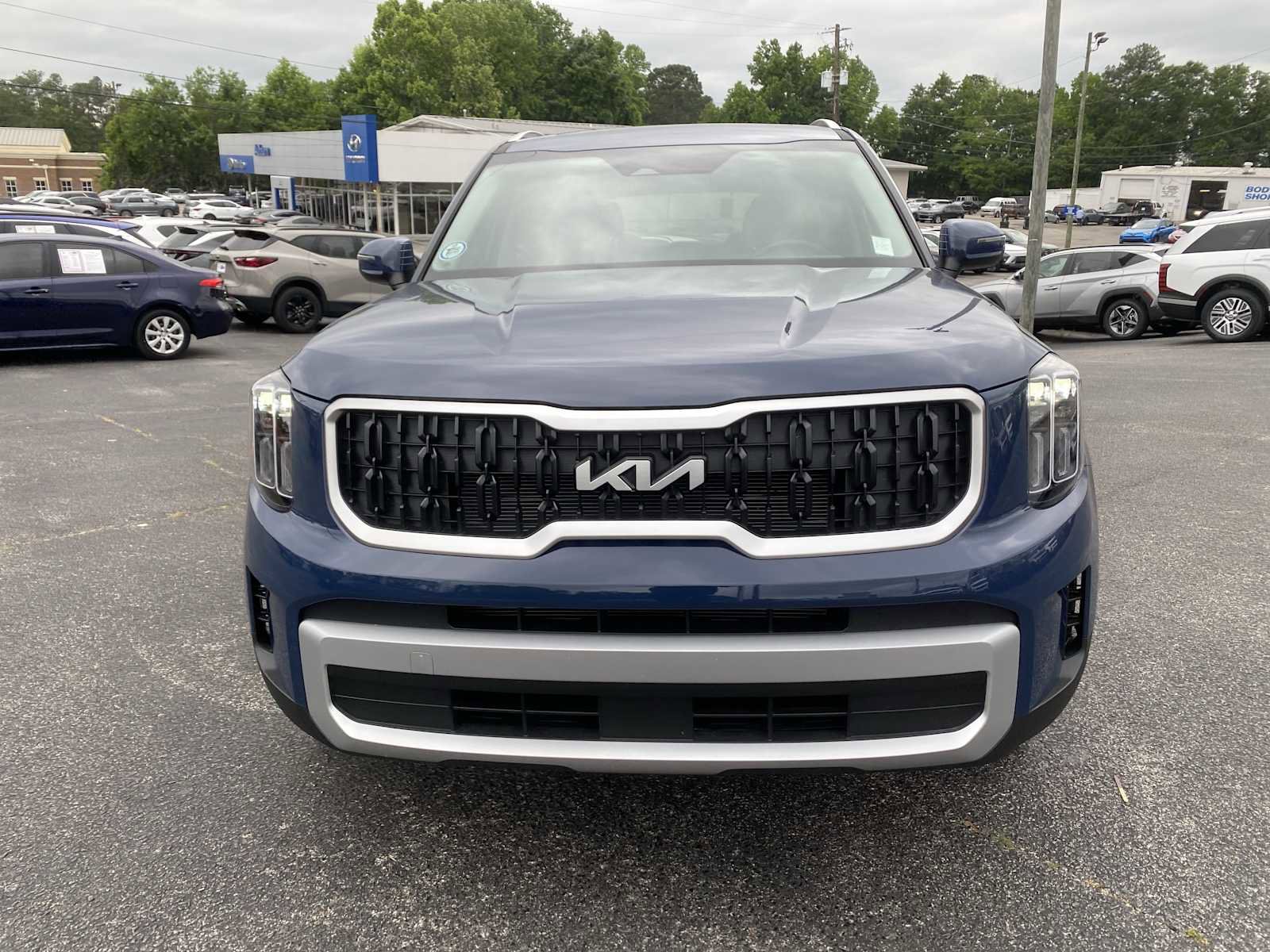 Used 2025 Kia Telluride EX w/ EX Captain's Chair Package FWD image 2