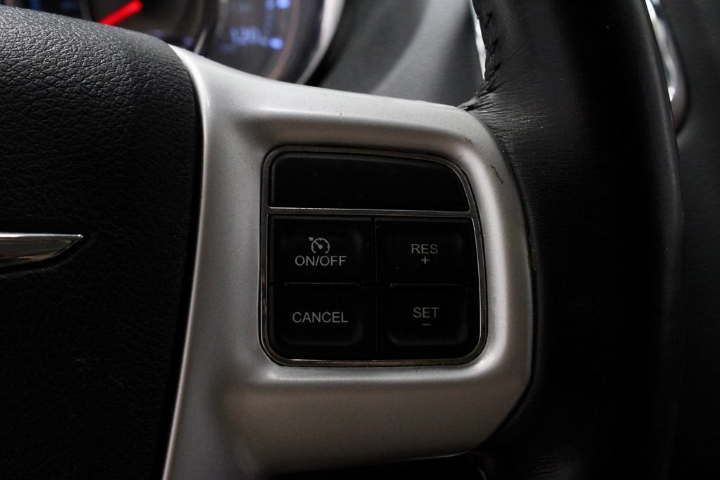 Used 2016 Chrysler Town & Country Touring FWD image 29