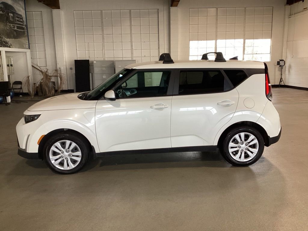 Used 2023 Kia Soul LX image 2