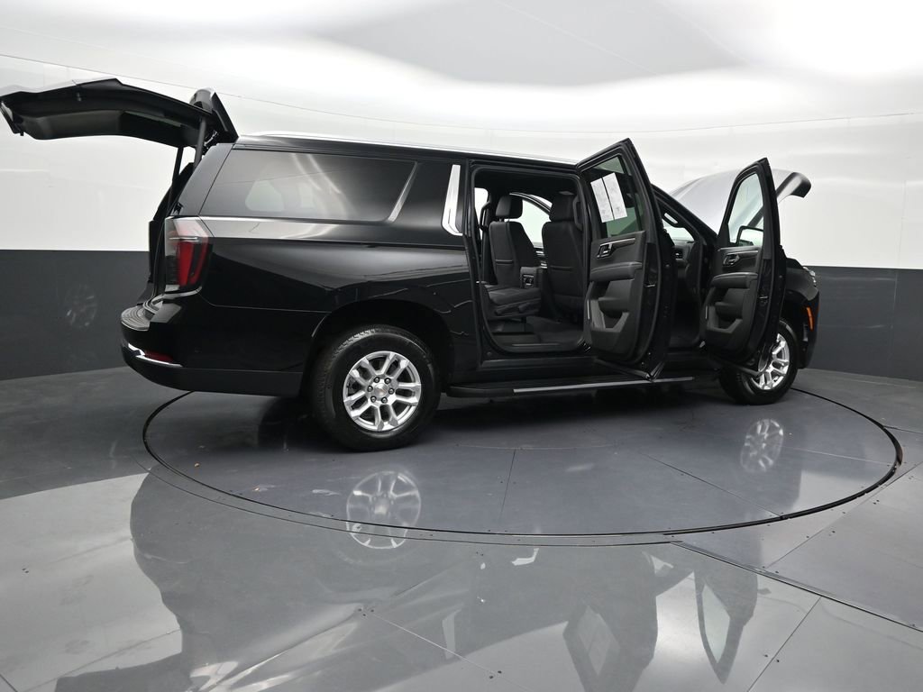 Used 2025 Chevrolet Suburban LT image 36