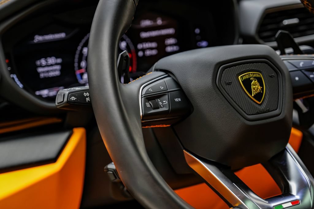 Used 2022 Lamborghini Urus AWD/4WD image 16