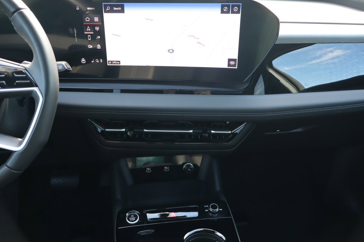 Used 2025 Audi Q6 e-tron Premium Plus image 11