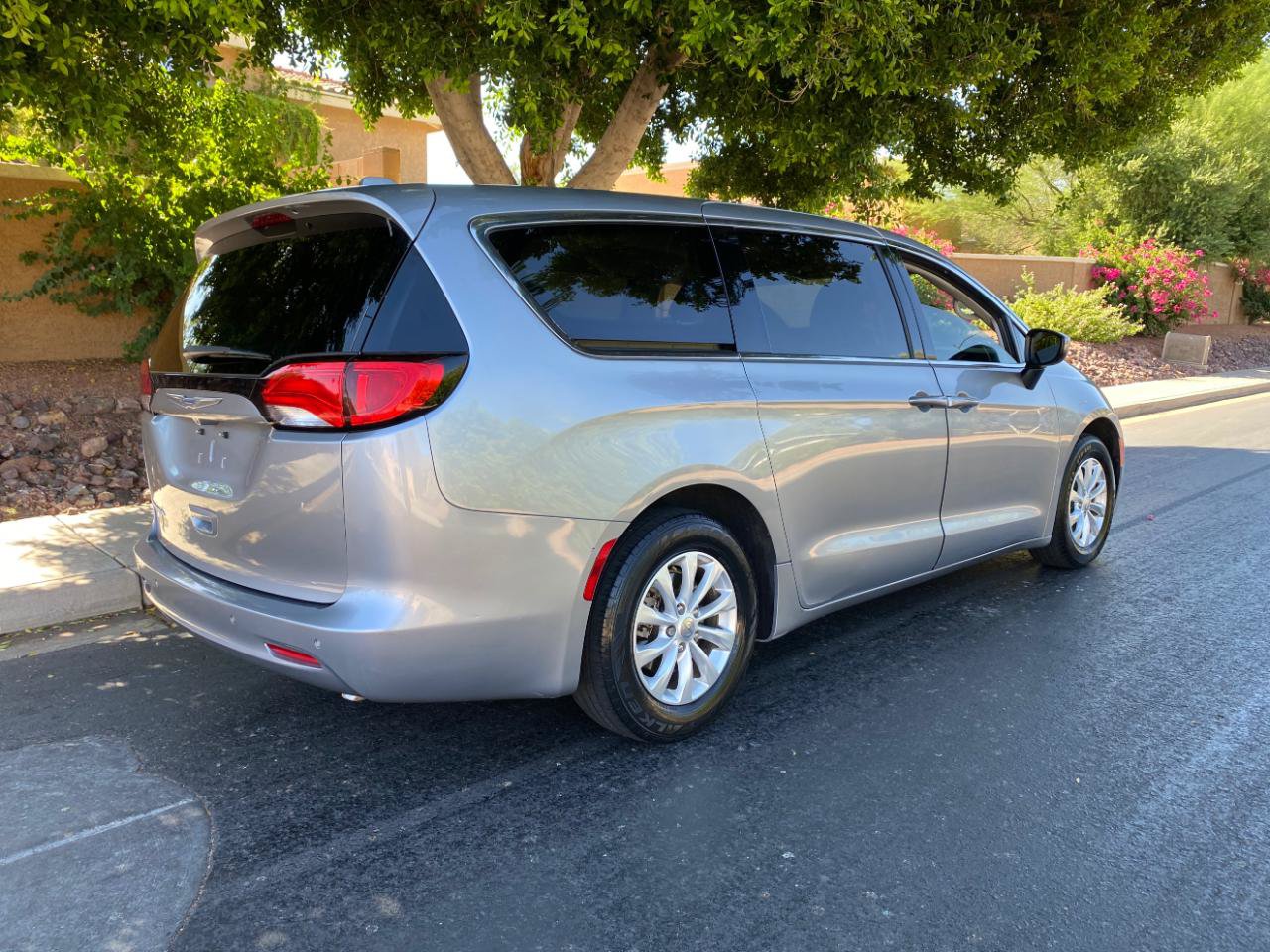 Used 2019 Chrysler Pacifica LX w/ Tire & Wheel Group FWD image 7