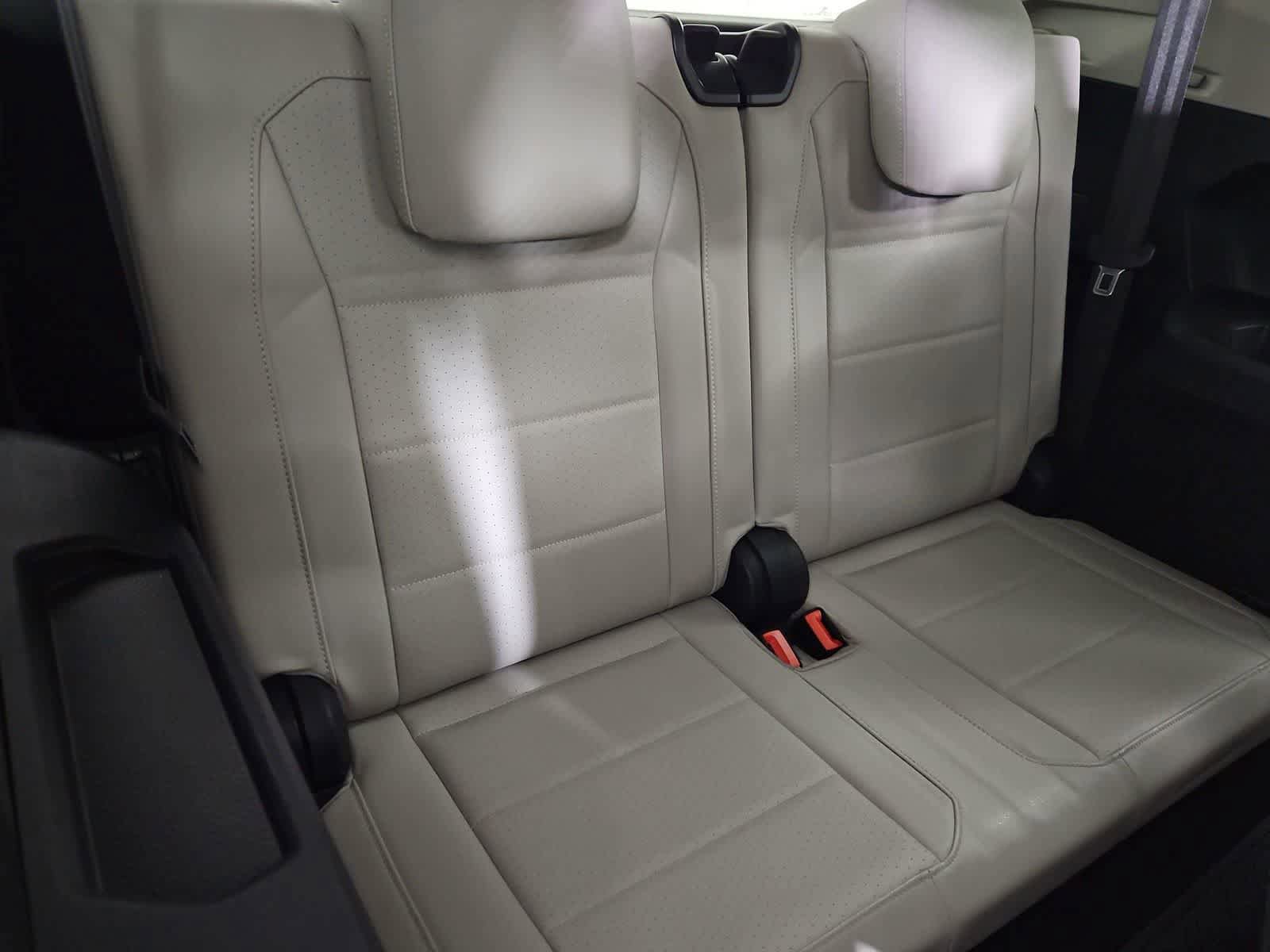 Used 2020 Volkswagen Tiguan SE w/ Panoramic Sunroof Package image 38