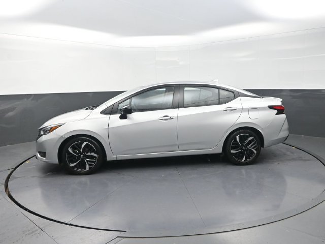 Used 2024 Nissan Versa SR FWD image 4