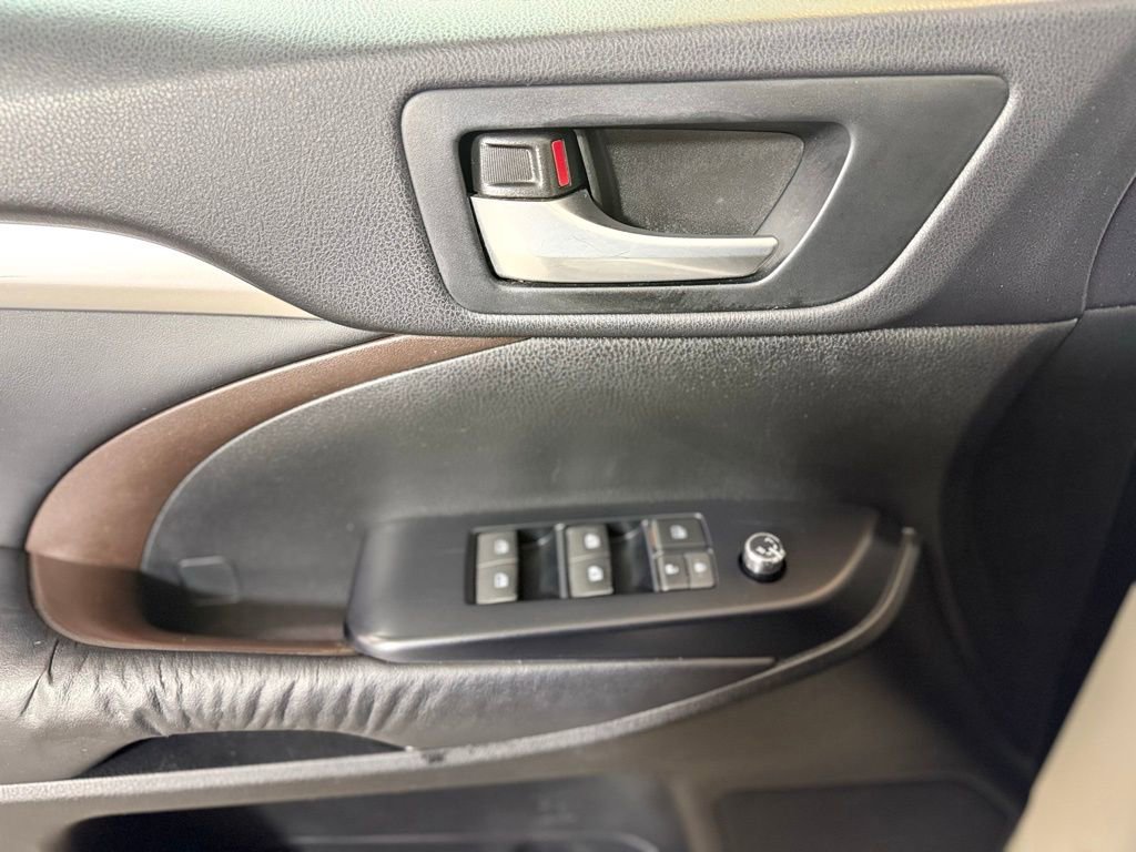 Used 2015 Toyota Highlander XLE image 16