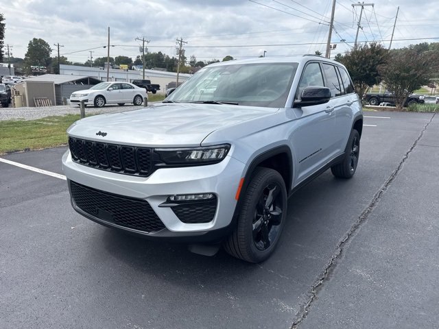 New 2025 Jeep Grand Cherokee Limited w/ Black Appearance Package image 3