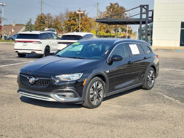 Used 2018 Buick Regal Essence w/ Sights and Sounds Package AWD/4WD image 2