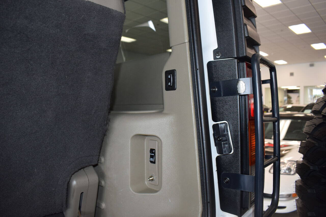 Used 2003 HUMMER H2 w/ Preferred Equipment Group AWD/4WD image 29