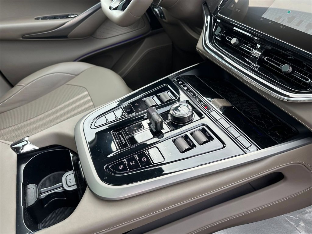 New 2026 Aston Martin DBX 707 image 14