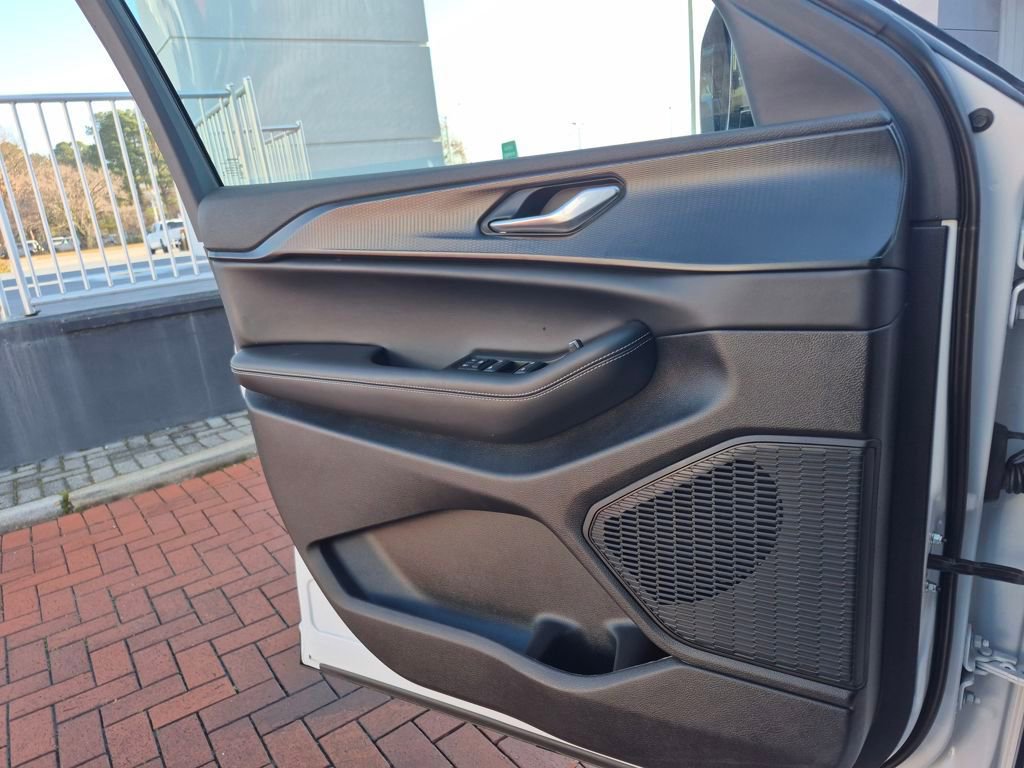 Used 2025 Jeep Grand Cherokee L Altitude image 15