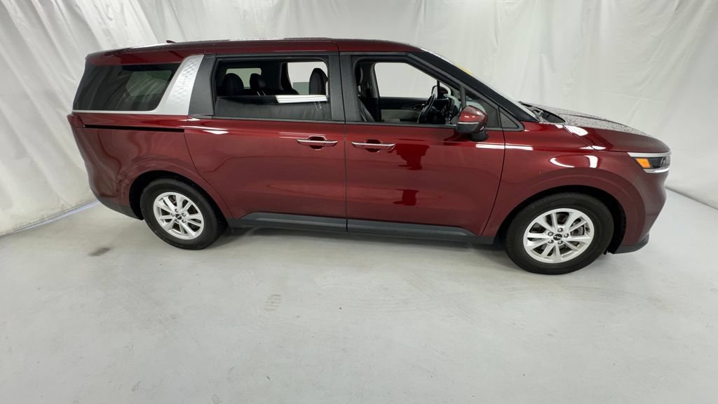 Used 2024 Kia Carnival LX FWD image 2