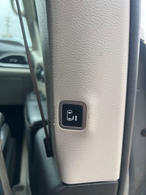 Used 2022 Chrysler Pacifica Touring-L image 33