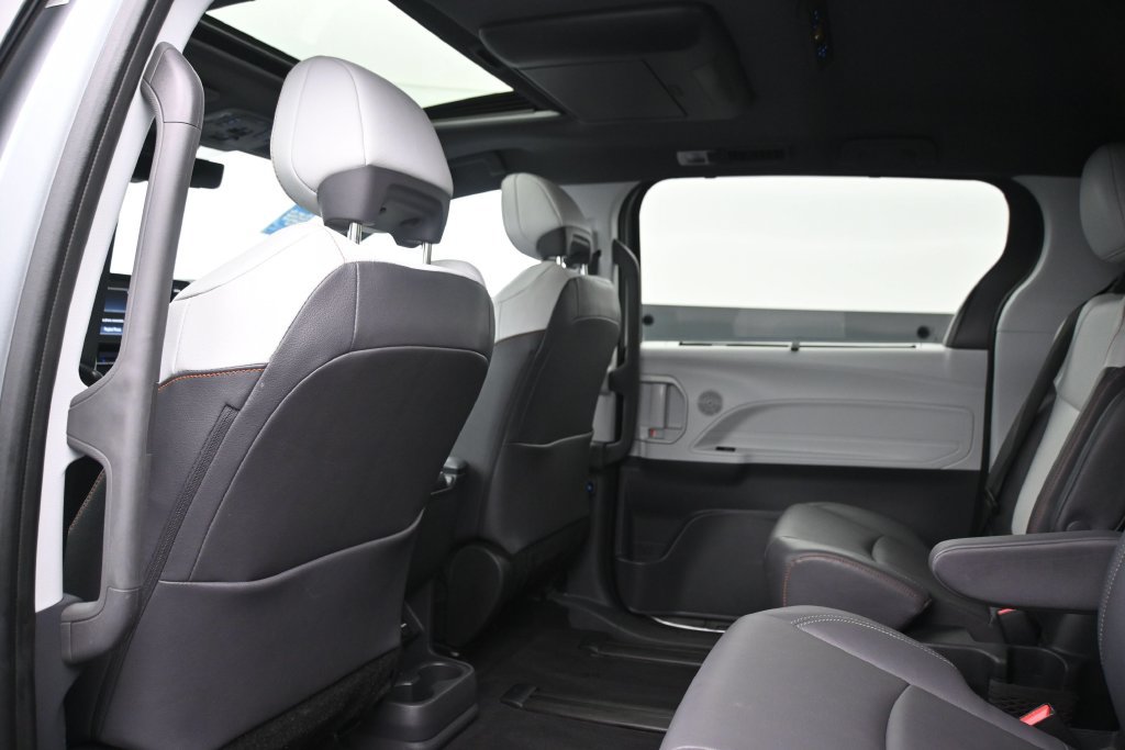 Used 2024 Toyota Sienna XSE AWD/4WD image 18