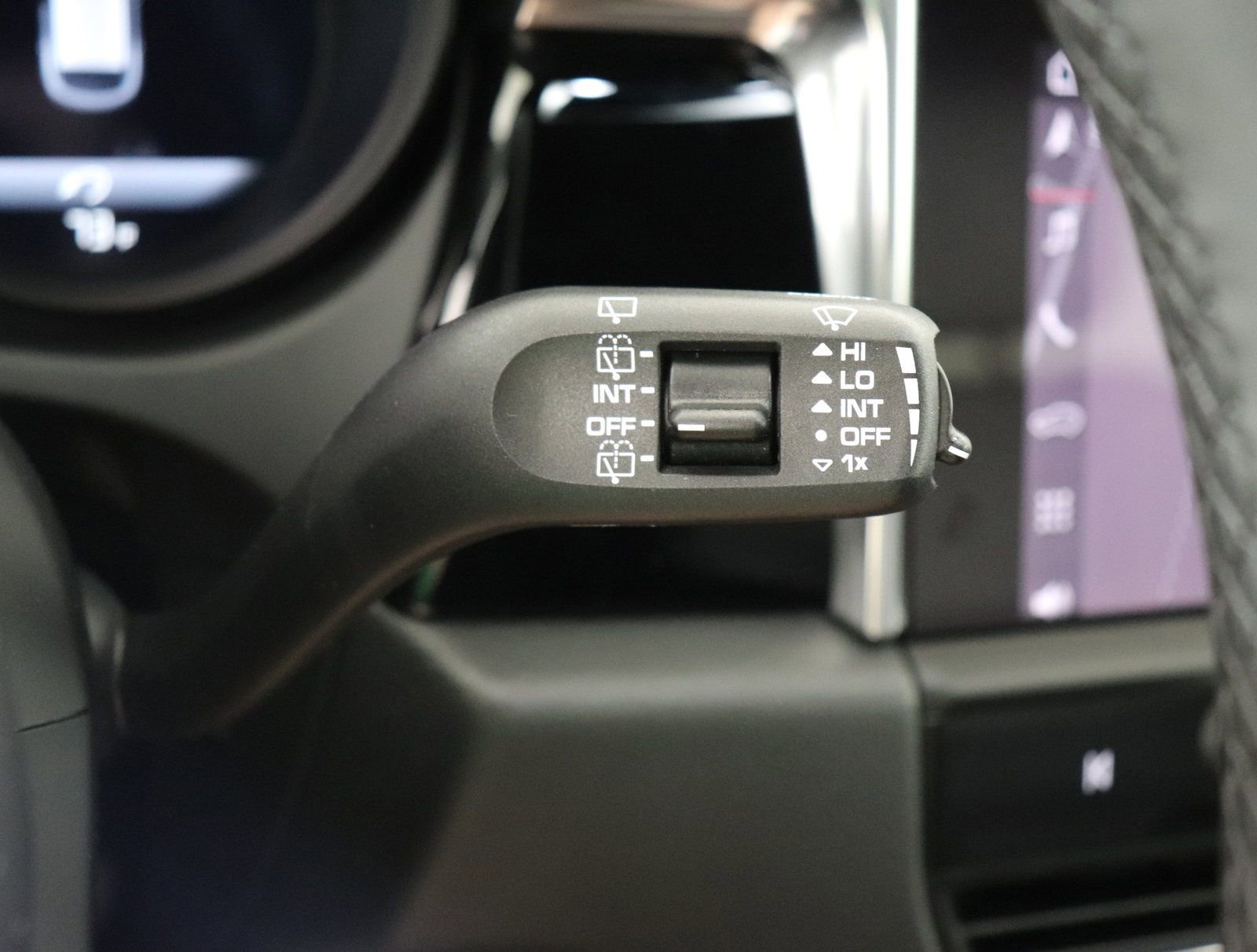 Certified 2025 Porsche Macan image 37