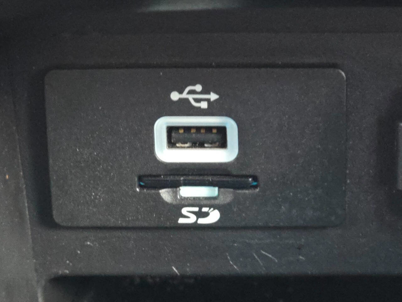 Used 2016 Ford Explorer XLT w/ Equipment Group 202A image 6