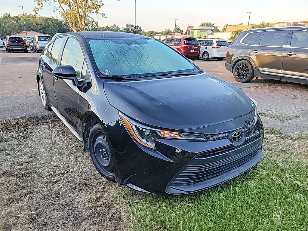 Used 2025 Toyota Corolla LE FWD image 3