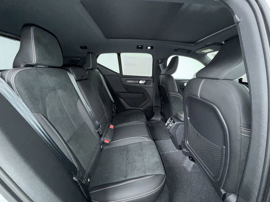 New 2026 Volvo XC40 B5 Ultra w/ Climate Package AWD/4WD image 17