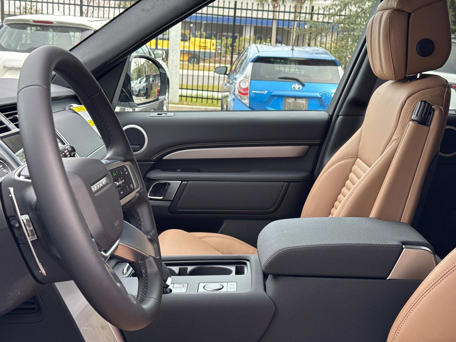 Certified 2025 Land Rover Discovery Dynamic SE image 21