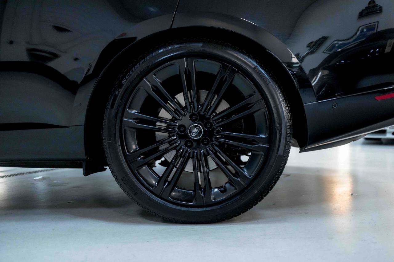 Used 2025 Land Rover Range Rover SE image 34