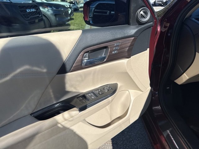 Used 2017 Honda Accord Touring image 25